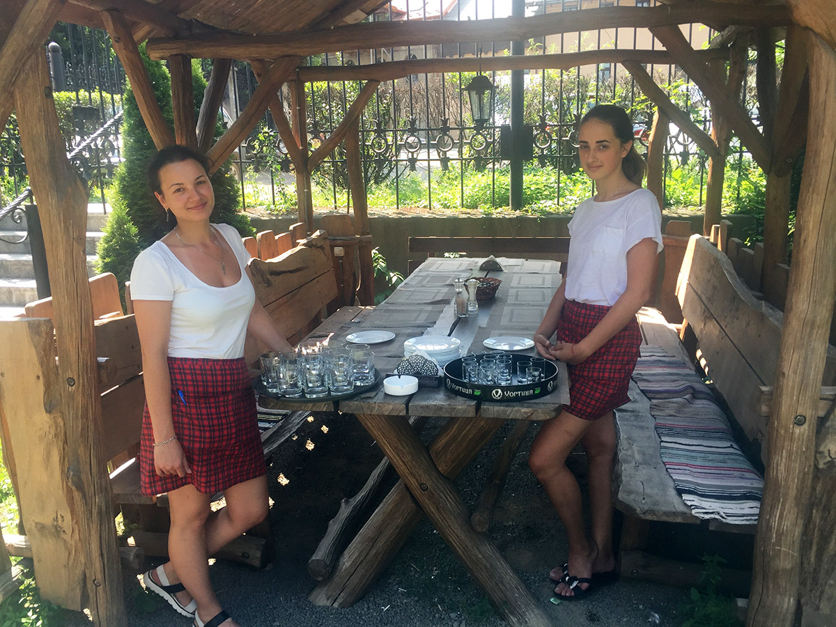 Катя (слева) владеет тремя языками: украинским, венгерским и русским.